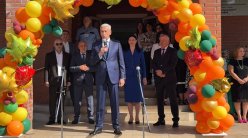 Первоклассников и выпускников гимназии с началом учебного года поздравили
